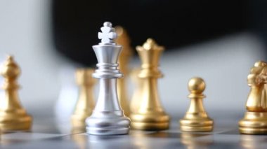 Yakın çekim el altın Kral hareketli iş kadın gümüş öldürmek için Satranç Satranç satranç tahtası oyun iş meydan metafor ve iş rekabet kavramı sığ derinlik-in tarla için Kral