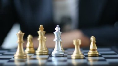 Yakın çekim el altın Kral hareketli iş kadın gümüş öldürmek için Satranç Satranç Satranç oyununu iş meydan metafor ve ortam ses ile iş rekabet kavramı üzerinde Kral