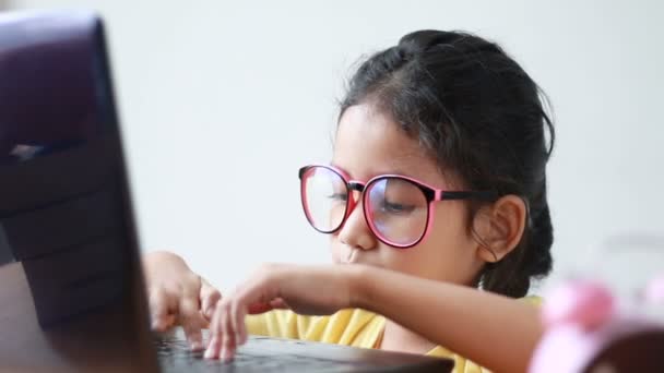 Ázsiai kislány, segítségével a laptop számítógép, boldogság és vidám — Stock videók