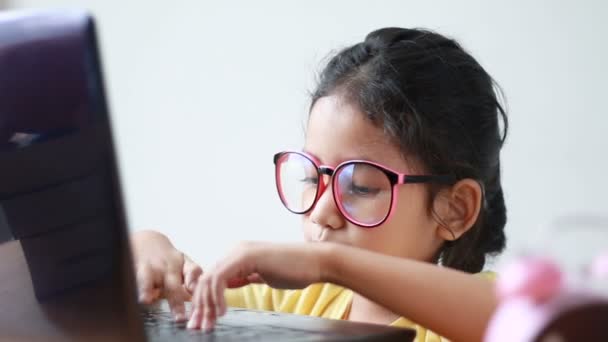 Menina asiática usando computador portátil com felicidade e alegre — Vídeo de Stock