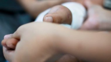 Fizik tedavi alan adam sığ derinliği koluna kırık eklem kemik yapım kadının elleri