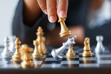 İş kadını altın satranç defe için hareketli çekim el kadar kapatın
