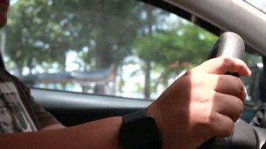 Bir şehirde araba adam shot eller yukarı kapatın