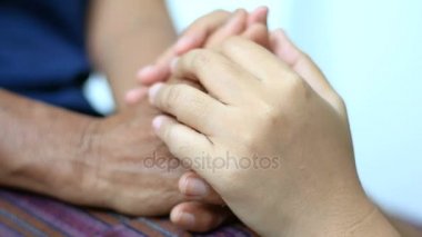 Kadınlar metafor ve beden dili duygu aşk için kavram yatıştırmaya eller eski ve aile eski anne ve genç kızı umut genç kadının tutan ve nazik eller touch 