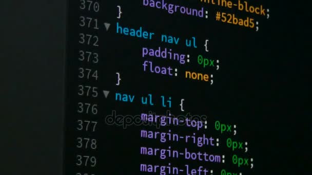 Programador desplazándose hacia arriba y hacia abajo para editar la página del editor de código del sitio web html css — Vídeo de stock