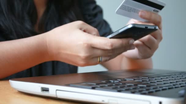Nära upp skott händerna på kvinna med hjälp av smart telefon och hålla kreditkort metafor internet shopping mobilprogrammet och e affärsidé — Stockvideo