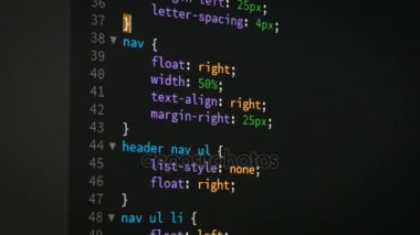 Yukarı ve aşağı kaydırma ve fütüristik teknoloji kavramı ile tahıl ve koyu ton işlenmiş düzenlemek için kod kontrol programcı