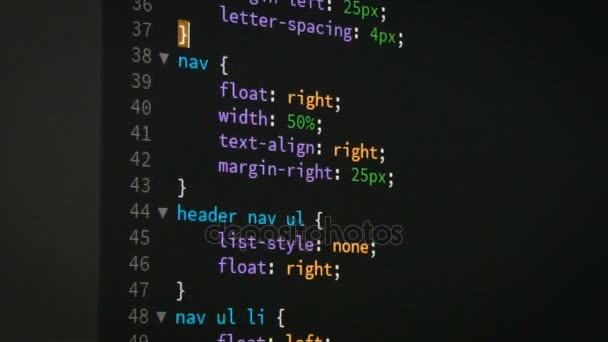 아래로 스크롤 및 곡 식과 어두운 톤 처리와 미래 지향적인 기술 개념을 편집 하기 위해 코드를 검사 하는 프로그래머 — 비디오