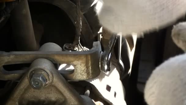 手的机械师使用修复扳手拧紧六角螺栓的汽车发动机起动马达 — 图库视频影像
