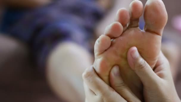 Le mani della giovane donna toccano delicatamente il massaggio ai piedi delle donne anziane metafora e concetto per l'assistenza sanitaria del corpo e la terapia della madre anziana e della figlia giovane — Video Stock