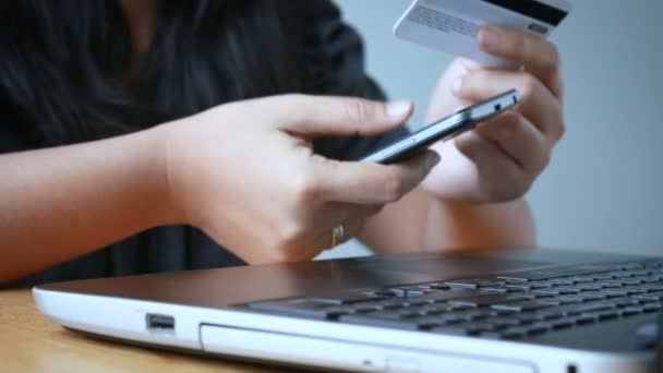 Nära upp skott händerna på kvinna med hjälp av smart telefon och hålla kreditkort metafor internet shopping mobilprogrammet och e affärsidé — Stockvideo