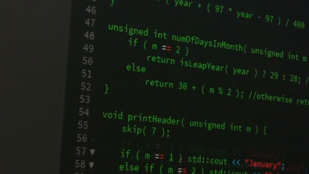 Programmierer scrollt auf und ab und überprüft Code für die Bearbeitung futuristischer Technologie-Konzept mit Maserung und dunklen Ton verarbeitet — Stockvideo