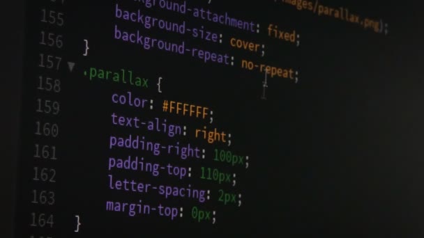 Programmeraren bläddra uppåt och nedåt och kontrollera koden för redigering futuristiska teknik koncept med korn och mörk ton bearbetas — Stockvideo