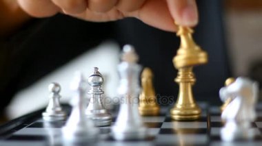 Adam ve iş kadın altın satranç ve gümüş Satranç Satranç oyununu kazanan ve kaybeden iş metafor ve iş rekabet kavramı meydan için hareket atış eller yukarı kapatın