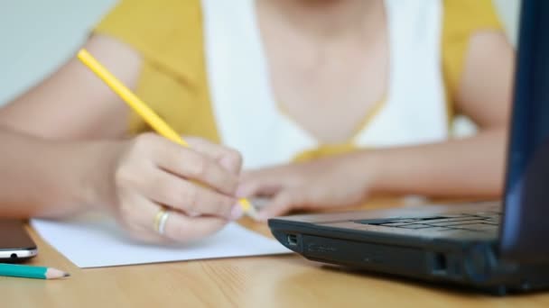 Ręce kobiety pisanie przenośnego komputera i korzystanie ołówek pisanie na papierze wybierz fokus na rękę płytkiej głębi ostrości z dźwięków otoczenia — Wideo stockowe