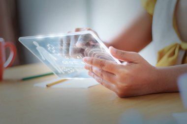 Açık tablet için fütüristik cybe kullanarak çekim Asyalı kadın kapatmak