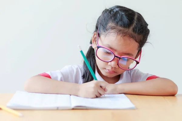 Clolse upp skott porträtt av asiatiska liten flicka i thailändska kindergarte — Stockfoto