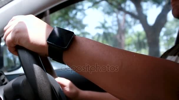 Close-up shot handen van man het besturen van de auto in de stad — Stockvideo