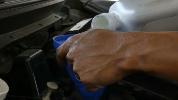 Zblízka střílel ruce mechanik náplň motorového oleje maziva v auto motor — Stock video