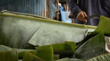 4 k kadın el bıçak slayt kesim muz yaprak kullanarak özgün Tay geleneksel yemekleri yapmak için hazırlamak