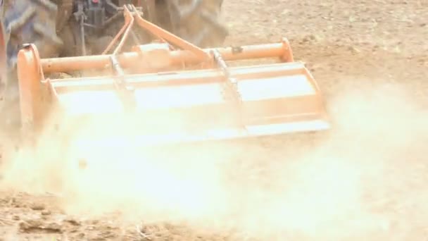 4K Tractor está rastreando el suelo de tierra seca preparándose para el proceso de plantación con sonido ambiental — Vídeo de stock