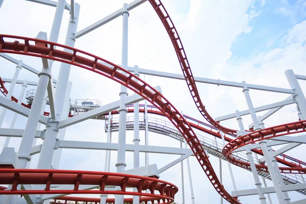 Roller coaster tren döngü bulutlu gökyüzü üzerinde