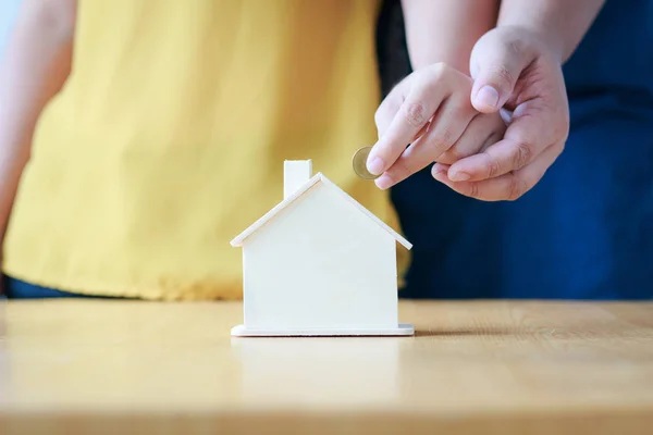 Gros plan mains de l'homme et de la femme mettant la pièce à la maison p — Photo