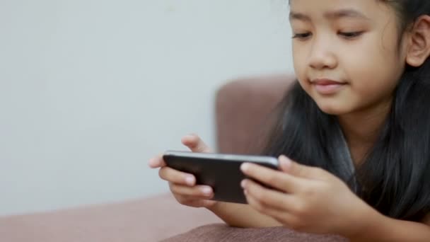 Dolly ρυθμιστικό Ασίας κοριτσάκι χρησιμοποιώντας έξυπνο τηλέφωνο τεχνολογίας κινητή εφαρμογή έννοια με αντίγραφο χώρου — Αρχείο Βίντεο