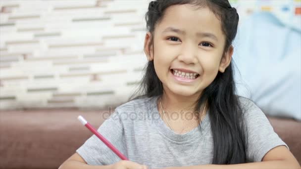 Linda niña asiática sonriendo con felicidad con la composición del espacio de copia — Vídeo de stock