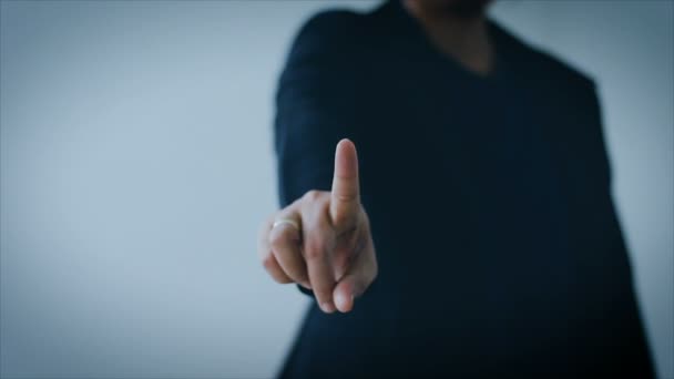 4 k 비즈니스 여자를 가리키는 Hud에 손가락 하 고 어두운 배경에 사이버 미래 개념 기술 요소에 대 한 pi 바 그래프 — 비디오
