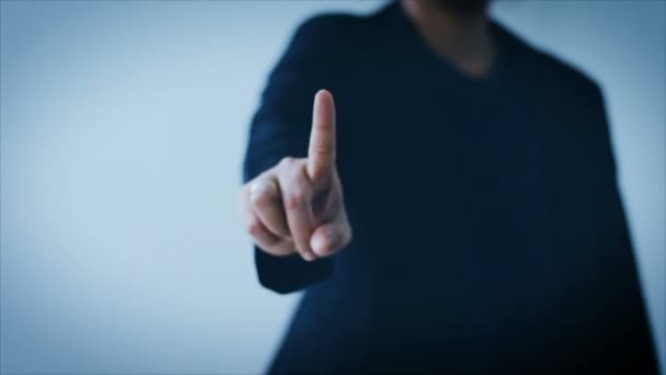 Geschäftsfrau Zeigt Mit Dem Finger Auf Hud Und Graphikbalken Für — Stockvideo