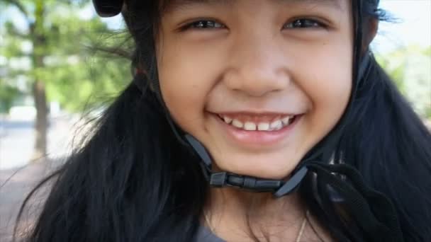 Asiatico Bambina Sorriso Con Felicità Indossare Sport Sicurezza Casco — Video Stock