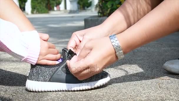 Las Manos Madre Apretando Cuerda Del Zapato Primer Plano Tiro — Vídeos de Stock