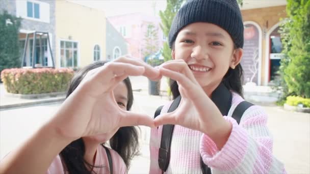 Asian Little Girl Mother Showing Hand Make Heart Shape Happiness — Stock Video