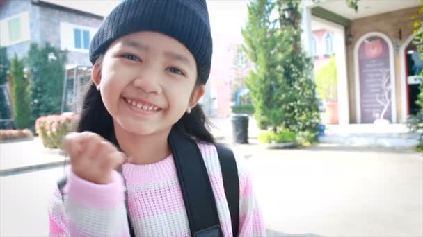 Asiatic Fetiță Zâmbet Arătând Degetele Mari Fericire Pentru Conceptul Călătorie — Videoclip de stoc