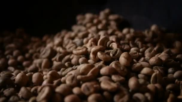 近いショット処理粒とビンテージ スタイル暗い古い方法でコーヒー豆の焙煎を — ストック動画