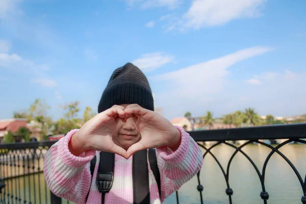 Gadis kecil Asia menunjukkan tangan membuat bentuk hati dengan kebahagiaan i — Stok Foto