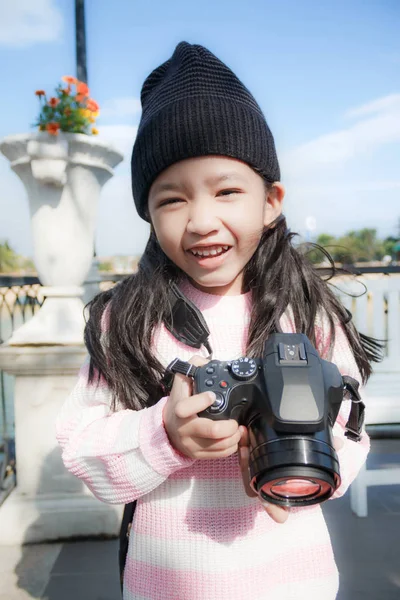 Asyalı küçük kız alarak fotoğraf kamera mutluluk ile çekim tarafından — Stok fotoğraf