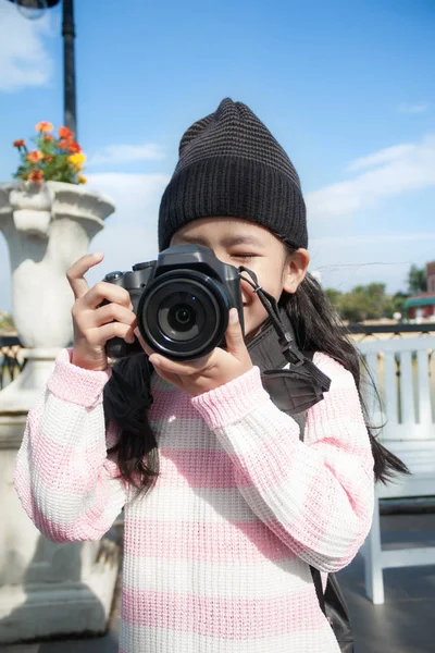 Asijské malé děvče pořizování Foto fotografování fotoaparát s štěstí — Stock fotografie