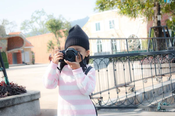 Asiática niña tomando foto por tiro cámara con felicidad — Foto de Stock