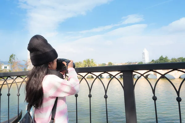 Asiatique petite fille prendre des photos par caméra de tir avec bonheur — Photo