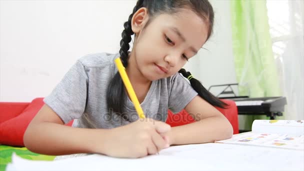 教育概念のためテーブルの上ホームの仕事をしているアジアの少女 — ストック動画