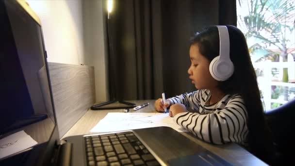 Asiático Menina Desenho Sobre Mesa Ouvindo Cabeça Telefone Tiro Por — Vídeo de Stock