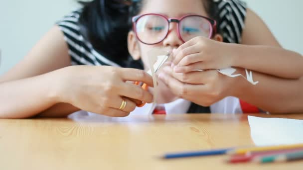 Asijská Holčička Thajské Školky Student Jednotné Její Matka Pomocí Nůžek — Stock video