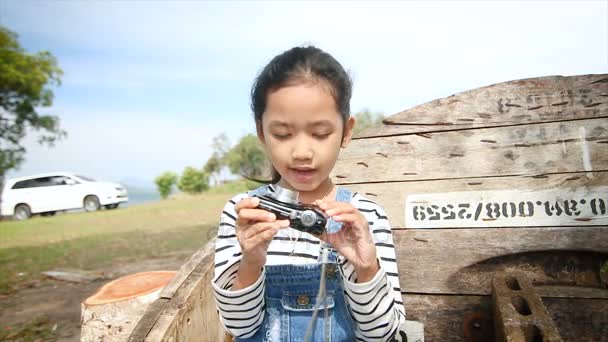 Asiático Menina Tiro Vídeo Selfie Natureza Lugar — Vídeo de Stock