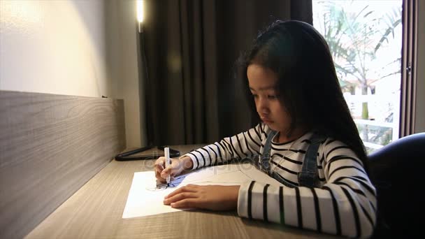 Asiatique Petite Fille Dessin Sur Table Tourné Par Objectif Grand — Video