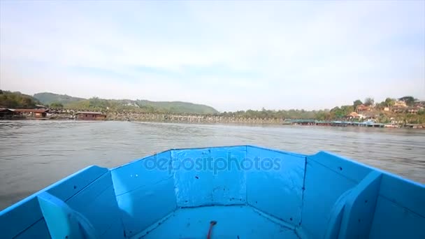 在泰国北碧 Sangkhlaburi 的自然河中向前移动的小船视图 — 图库视频影像