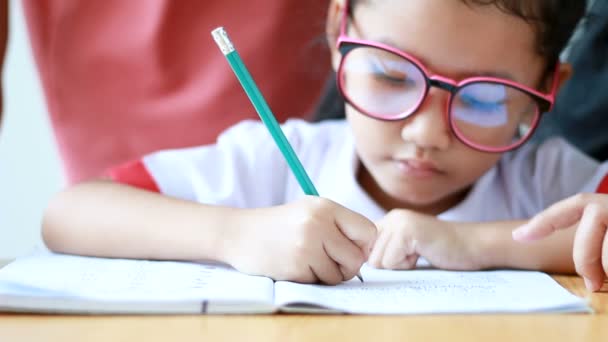 Las Manos Madre Abuela Familia Enseñando Niña Asiática Uniforme Estudiante — Vídeos de Stock