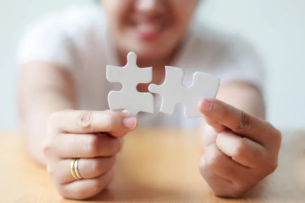 Asiatische Frau Jointing Puzzle flache Tiefenschärfe auswählen — Stockfoto