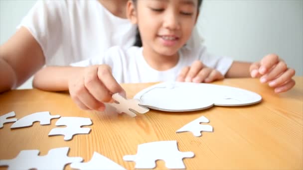 Asiatico Bambina Giocare Puzzle Con Madre — Video Stock